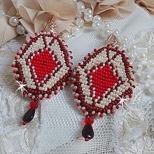 BO Romane brod&eacute;es avec des rocailles en verre Rouge, Bordeaux, Ivoire &agrave; laquelle s'ajoute des gouttes plates Grenat. Le tout est mont&eacute; sur des crochets en Laiton d&eacute;cor goutte